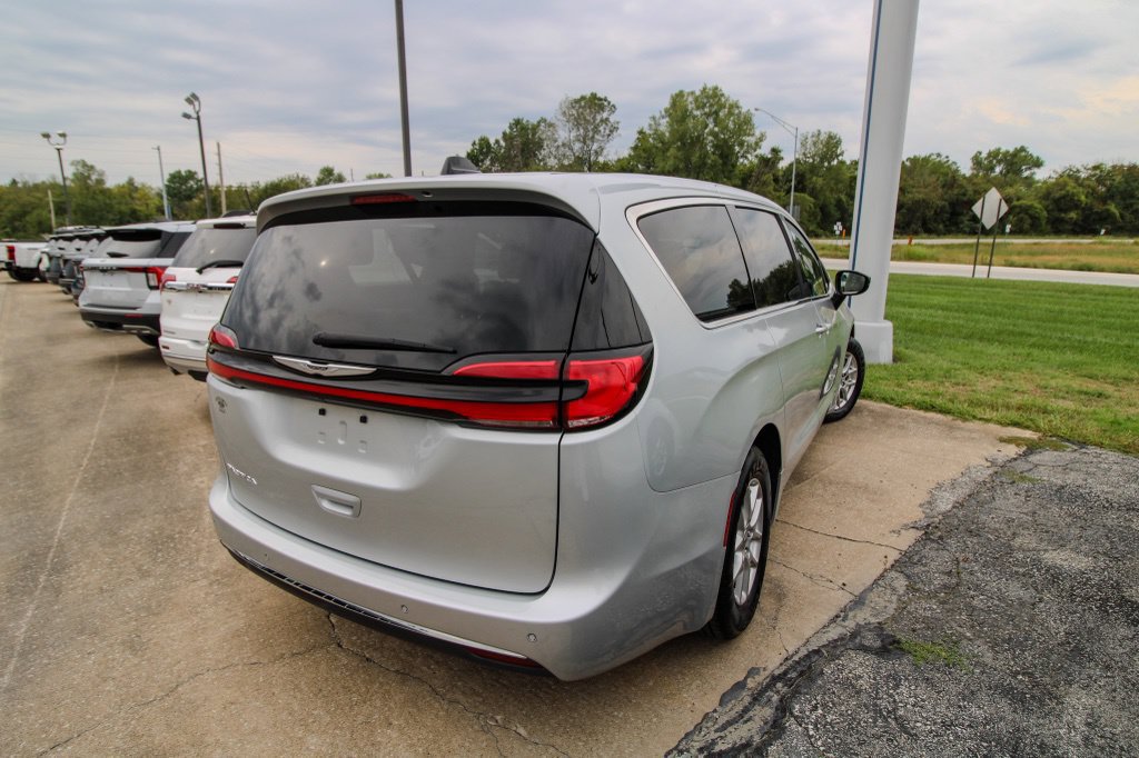 Used 2024 Chrysler Pacifica Touring-L FWD image 3
