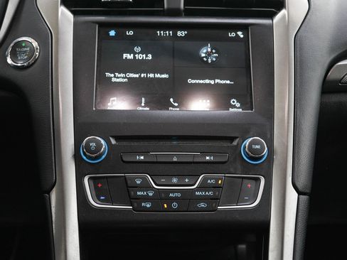 Used 2017 Ford Fusion SE w/ Fusion SE Technology Package FWD image 16
