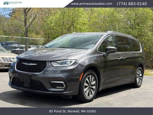 Used 2021 Chrysler Pacifica Touring-L FWD image 3