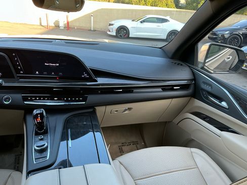 Used 2022 Cadillac Escalade ESV Premium Luxury image 17