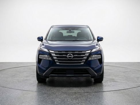 Used 2025 Nissan Rogue SV image 2