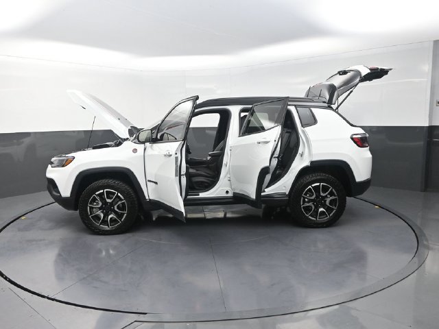 Used 2026 Jeep Compass Trailhawk AWD/4WD image 32