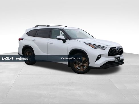 Used 2022 Toyota Highlander Bronze Edition image 1