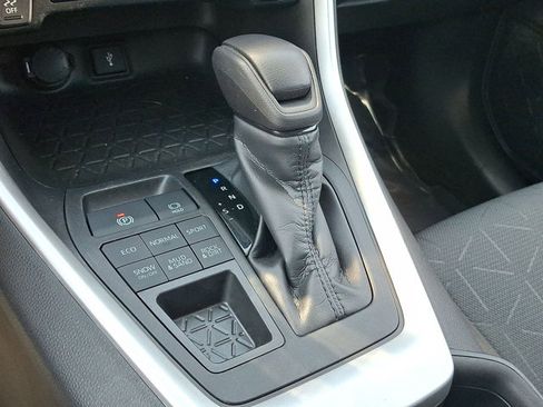 Used 2022 Toyota RAV4 XLE AWD/4WD image 13