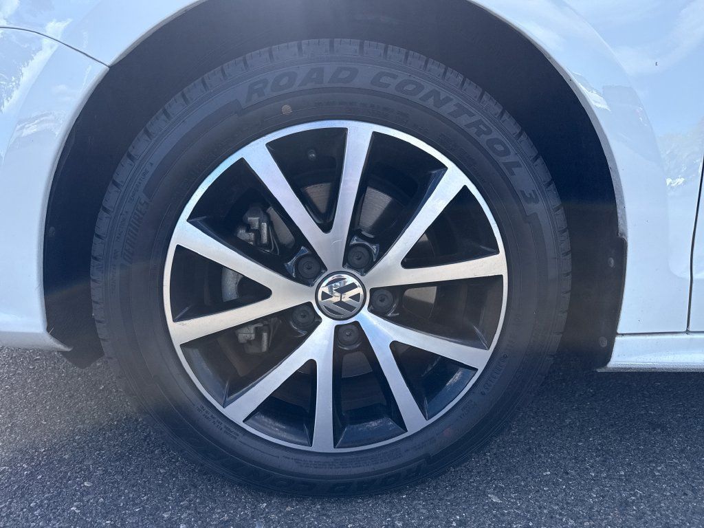 Used 2017 Volkswagen Jetta SE FWD image 12