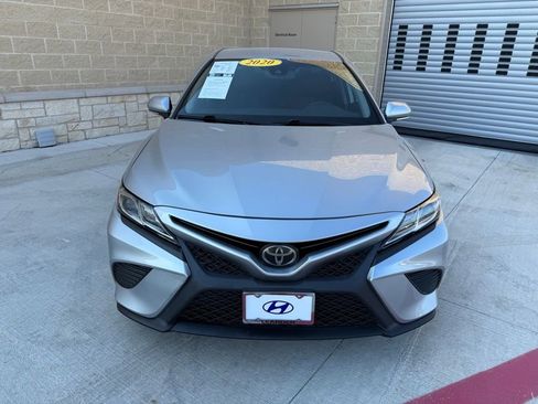 Used 2020 Toyota Camry SE image 2