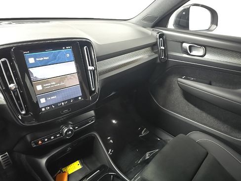 Used 2022 Volvo XC40 P8 Recharge Plus image 28
