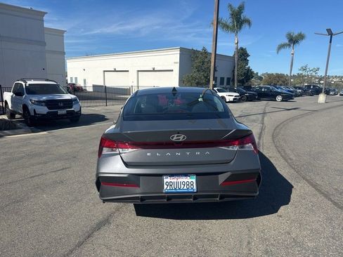 Used 2025 Hyundai Elantra SE image 3