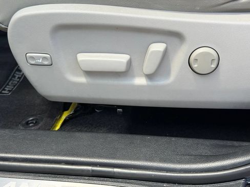 Used 2015 Toyota Highlander Limited FWD image 9
