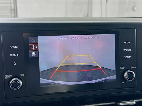 Used 2024 Kia Carnival LX image 22