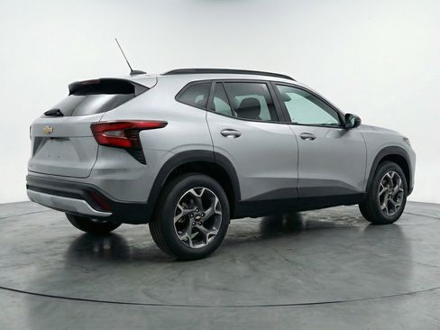 Used 2025 Chevrolet Trax LT FWD image 9