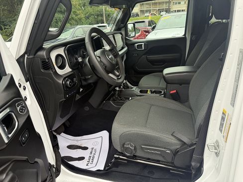 Certified 2024 Jeep Wrangler Unlimited w/ Convenience Group AWD/4WD image 10