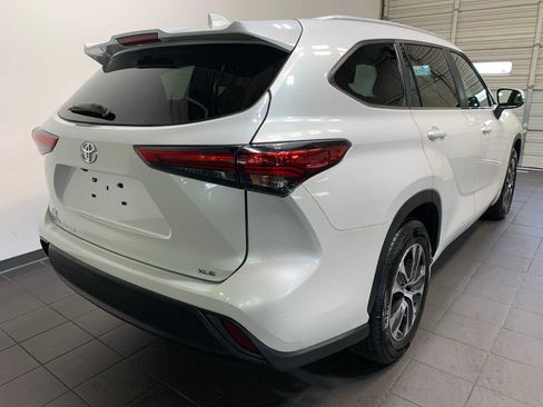 Used 2023 Toyota Highlander XLE image 3