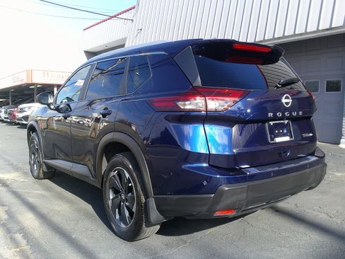 Used 2024 Nissan Rogue SV w/ SV Premium Package image 3