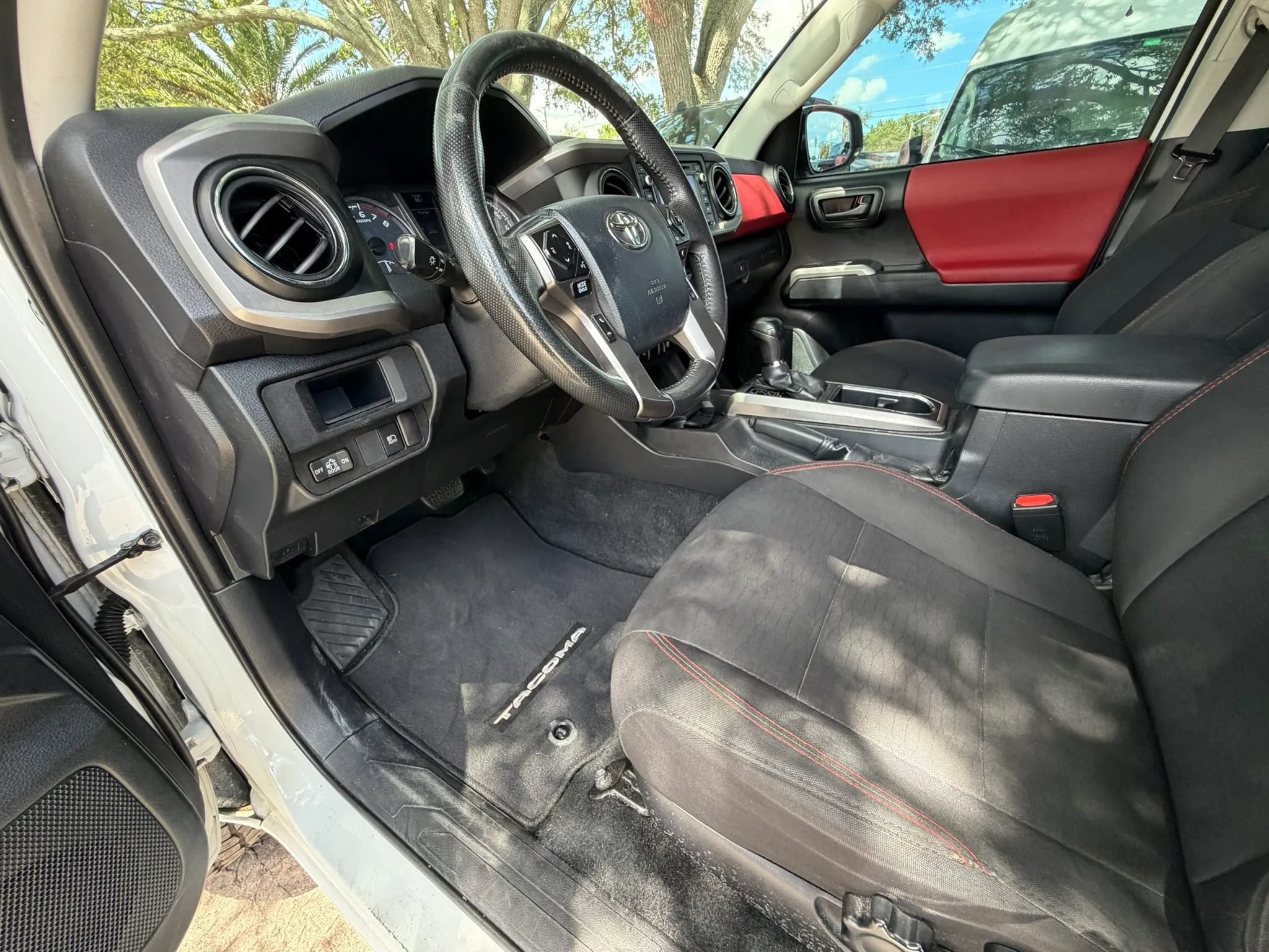 Used 2018 Toyota Tacoma SR5 AWD/4WD image 9