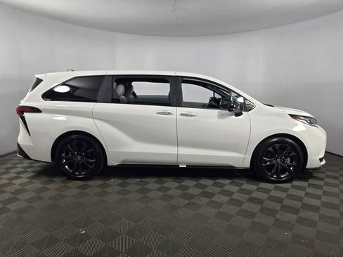 Used 2025 Toyota Sienna XSE FWD image 10