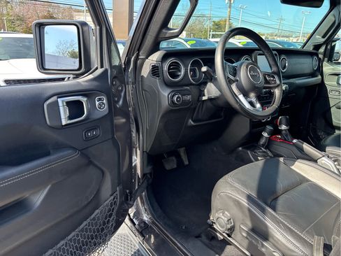 Used 2018 Jeep Wrangler Unlimited Sahara image 7