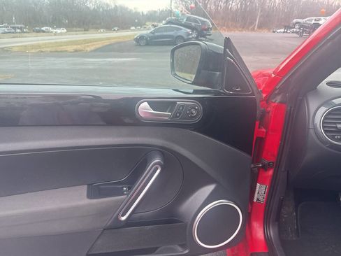 Used 2012 Volkswagen Beetle Launch Edition image 14