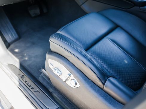 Certified 2025 Porsche Macan Turbo image 14