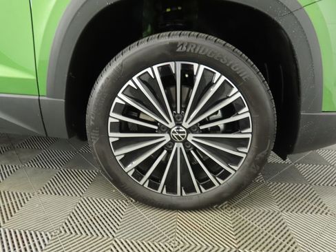 Certified 2025 Volkswagen Taos SE w/ Panoramic Sunroof Package image 30