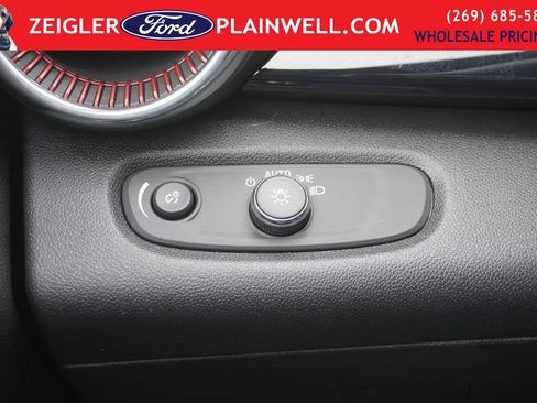 Used 2025 Chevrolet Trax RS w/ Sunroof Package image 30