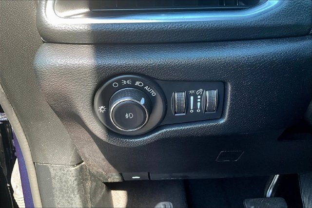 Used 2025 Chrysler Pacifica Limited FWD image 15