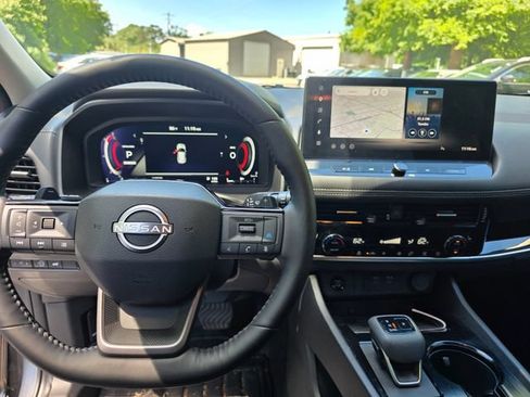 Used 2023 Nissan Rogue SV w/ SV Premium B Package FWD image 8