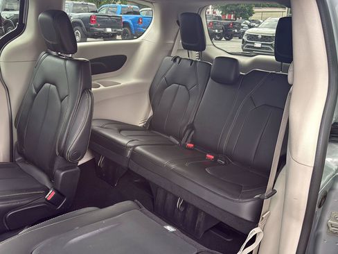 Used 2023 Chrysler Pacifica Touring-L FWD image 9