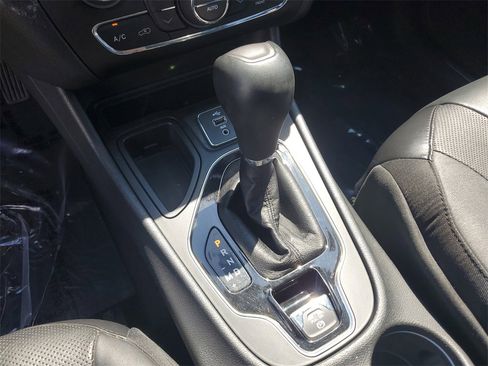 Used 2019 Jeep Cherokee Limited image 25