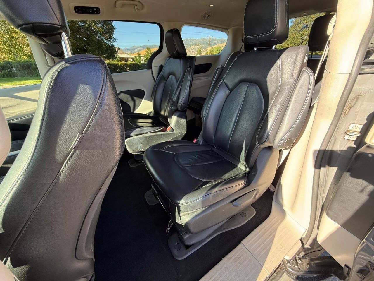 Used 2022 Chrysler Pacifica Touring-L FWD image 11
