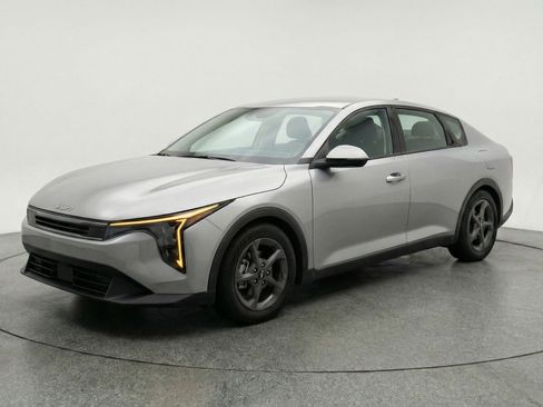 Used 2025 Kia K4 LXS image 3