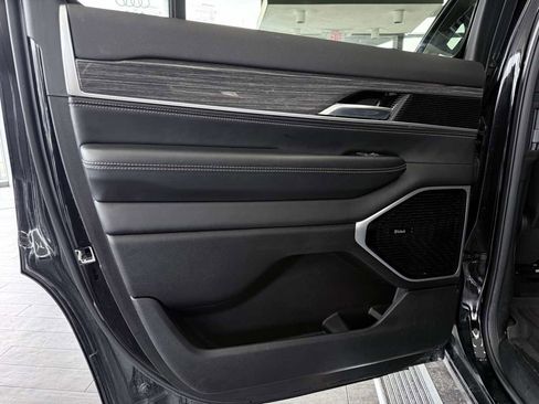 Used 2022 Jeep Wagoneer Series III w/ Premium Group I AWD/4WD image 29