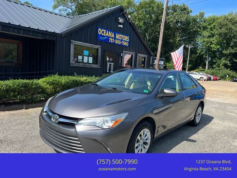 Used 2017 Toyota Camry LE image 1