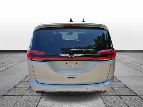 Used 2024 Chrysler Pacifica Touring-L FWD image 6
