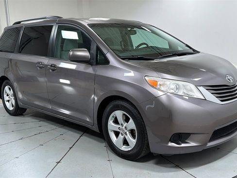Used 2016 Toyota Sienna LE image 3