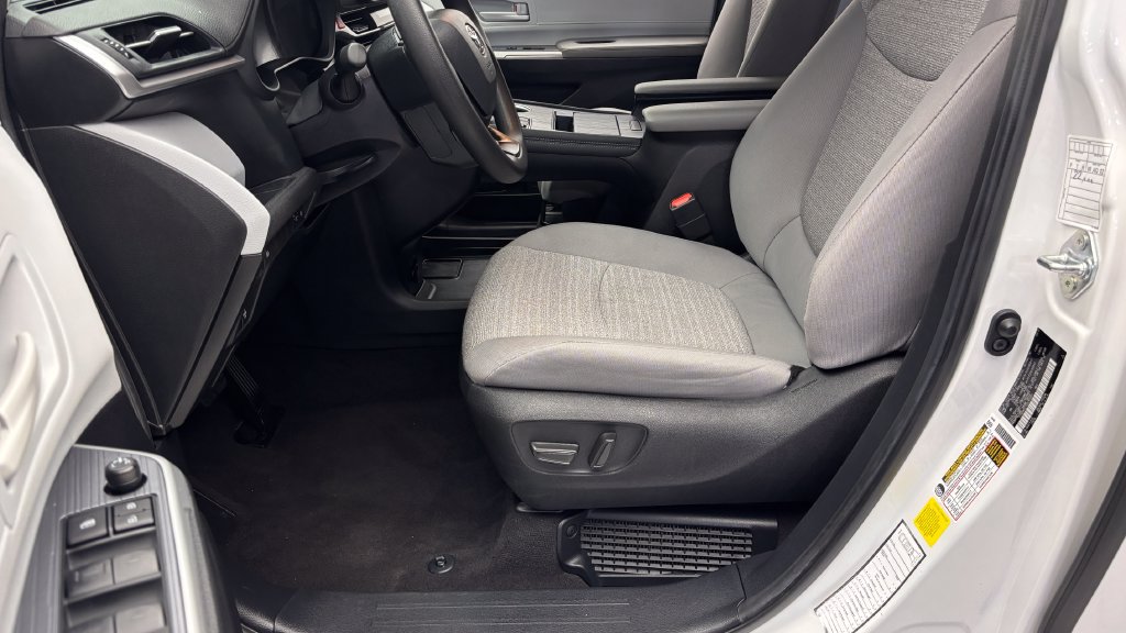 Used 2025 Toyota Sienna LE FWD image 12