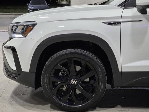 Used 2023 Volkswagen Taos SE w/ Black Wheel Package image 5