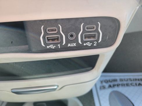 Used 2023 Chrysler Pacifica Touring-L image 18