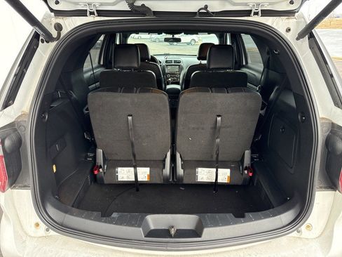 Used 2017 Ford Explorer XLT w/ Equipment Group 202A image 7