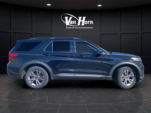 Used 2022 Ford Explorer XLT w/ Equipment Group 202A AWD/4WD image 2