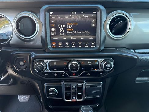 Used 2023 Jeep Gladiator Overland image 19