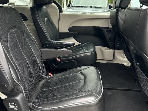 Used 2018 Chrysler Pacifica Limited FWD image 19