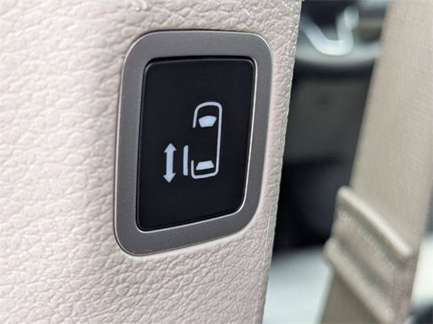 Used 2023 Chrysler Pacifica Touring-L image 13