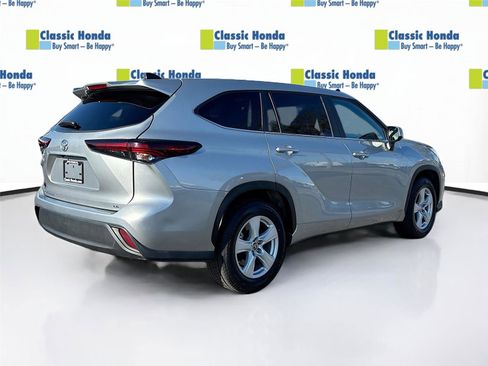 Used 2024 Toyota Highlander LE image 8