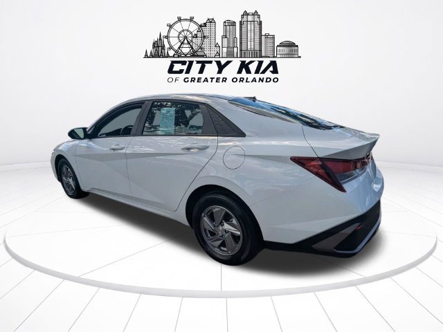 Used 2026 Hyundai Elantra SE FWD image 4