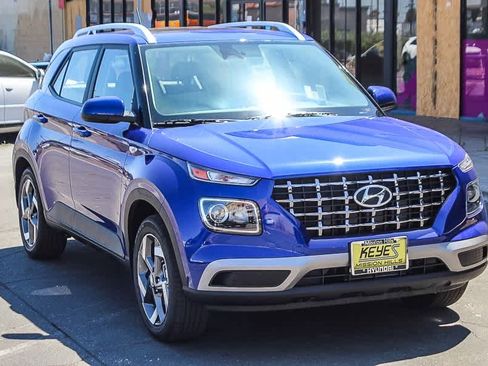 New 2025 Hyundai Venue SEL image 3