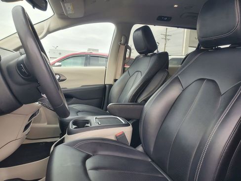 Used 2024 Chrysler Pacifica Touring-L image 16