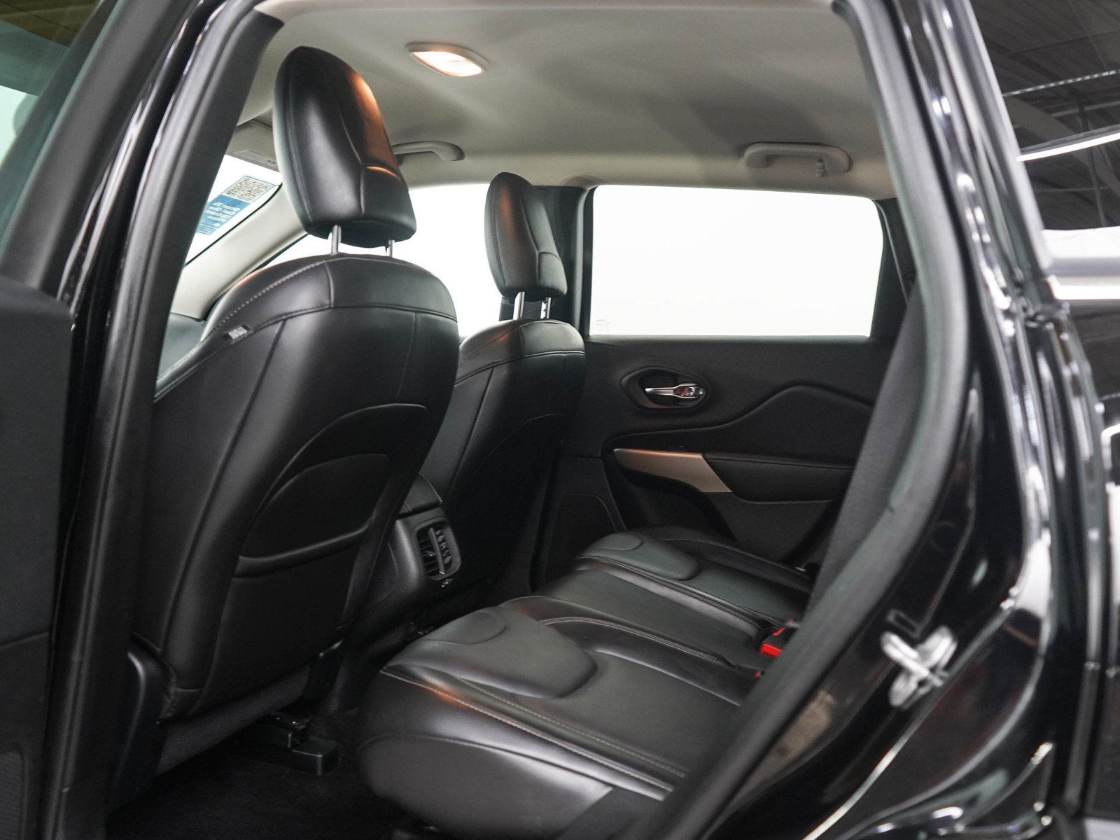 Used 2018 Jeep Cherokee Limited AWD/4WD image 18