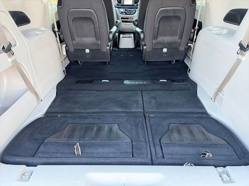 Used 2023 Chrysler Voyager LX image 39