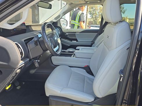 Used 2025 Ford Expedition Platinum AWD/4WD image 4